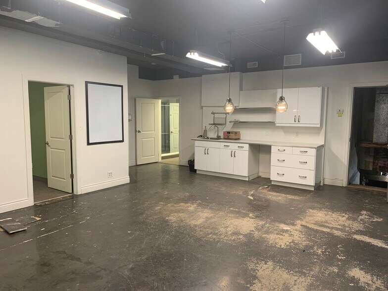 More Photos Of 356-358 Main St E, Hamilton Storefront Retail Residential For Lease