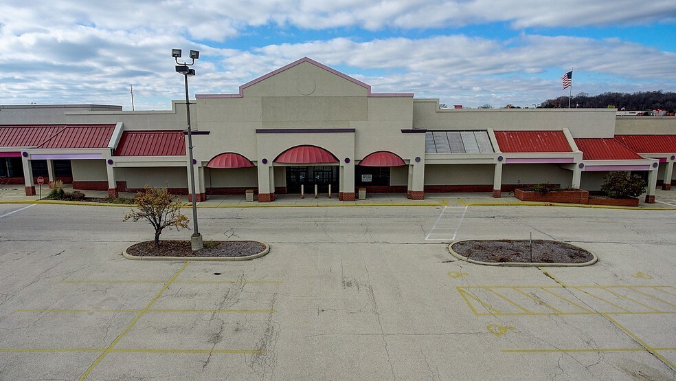 More Photos Of 8615-8665 W Brown Deer Rd, Milwaukee General Retail For Lease