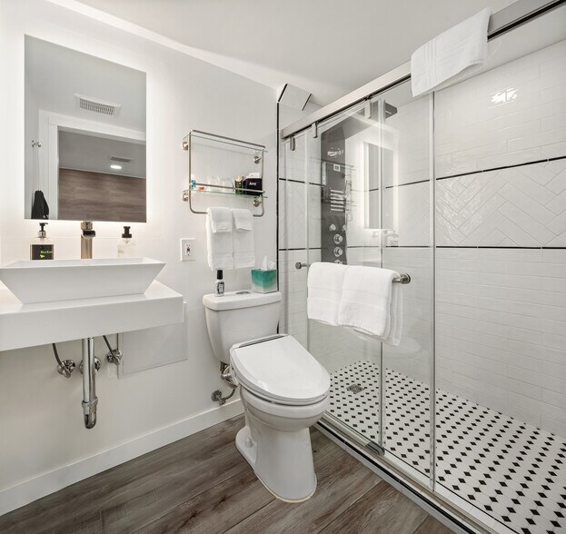More Photos Of 131 E 12th St, Port Angeles Hotel For Sale