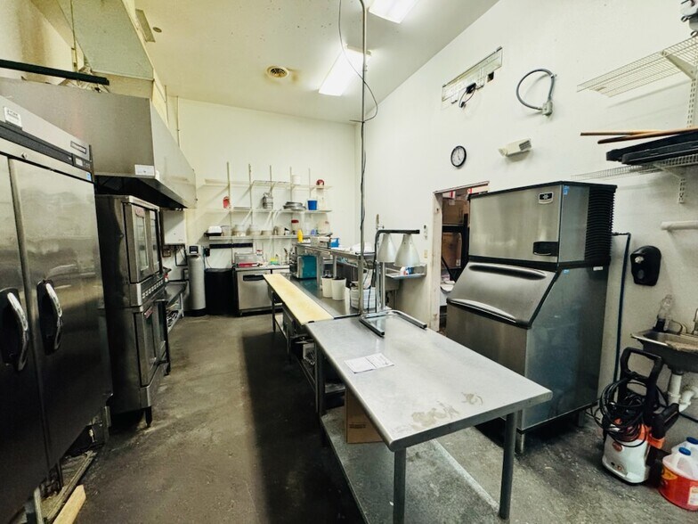More Photos Of 1212 Chestnut St, Arapahoe General Retail For Sale