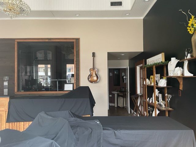 More Photos Of 100 E Hubbard St, Lindale Storefront For Sale