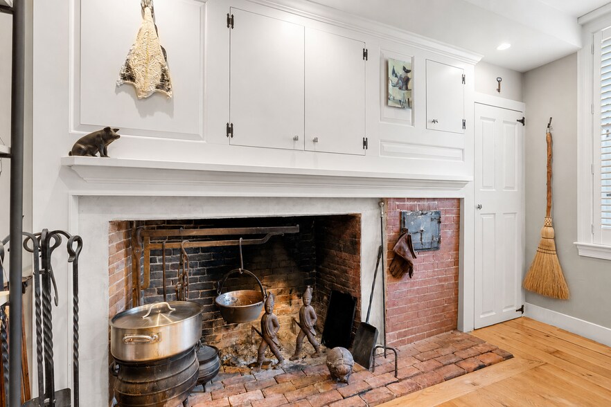 More Photos Of 314 Essex St, Salem Specialty For Sale