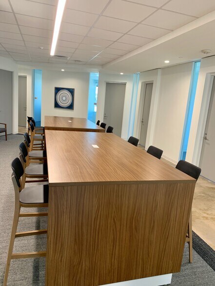 More Photos Of 600 W 6th St, Fort Worth Coworking Space