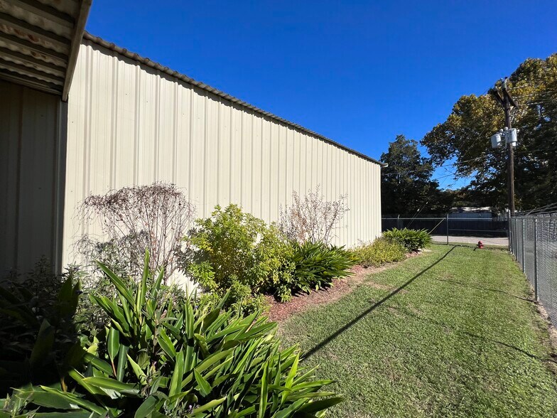 More Photos Of 401 Industrial Park Ln, Willis Warehouse For Sale