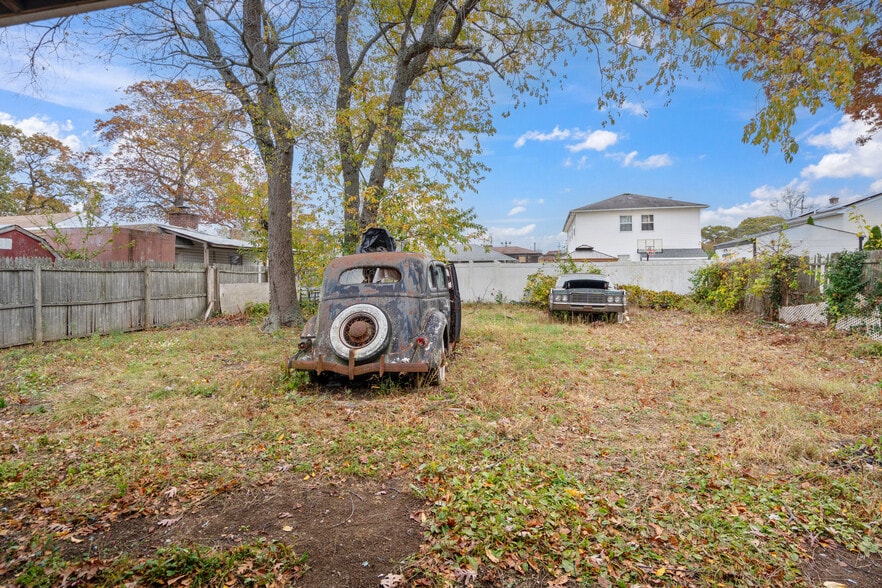 More Photos Of 30 Catlin Ave, Roosevelt Flex For Sale