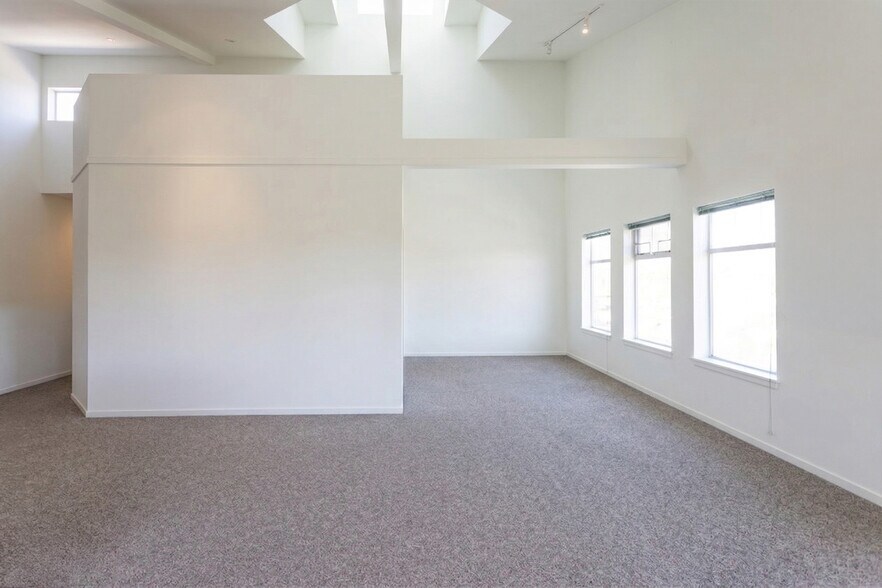 More Photos Of 12185 Beecher St, Surrey Storefront For Sale