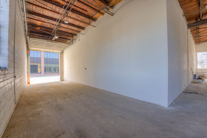 More Photos Of 405 Monroe Ave, Memphis Showroom For Sale