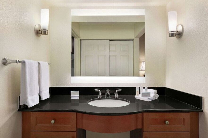 More Photos Of 9169 Markville Dr, Dallas Hotel For Sale
