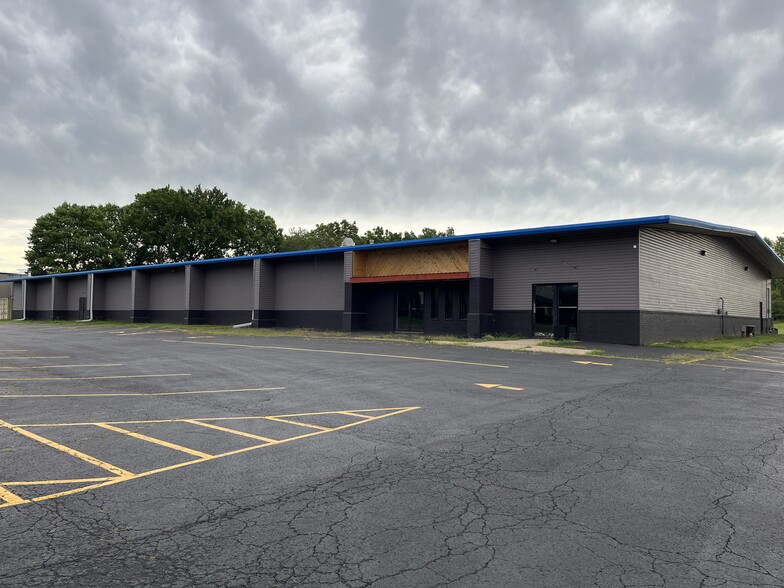 Primary Photo Of 2075 Edgewater Dr, Pekin Industrial For Lease