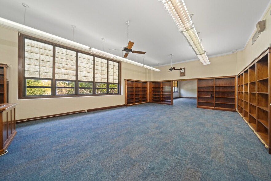 More Photos Of 601 W Lewis St, Conroe Flex For Sale