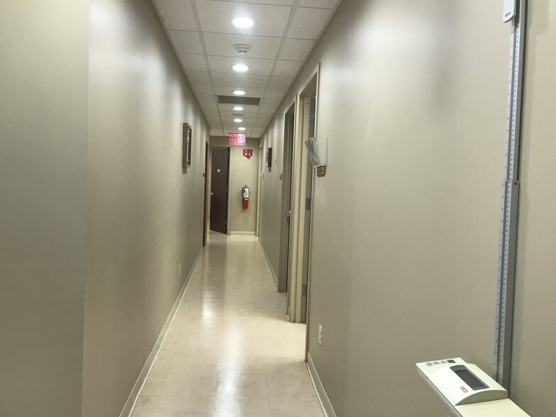 More Photos Of 25710 Union Tpke, Glen Oaks Medical For Lease