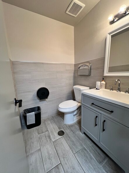 More Photos Of 4000 San Dimas St, Bakersfield General Retail For Sale