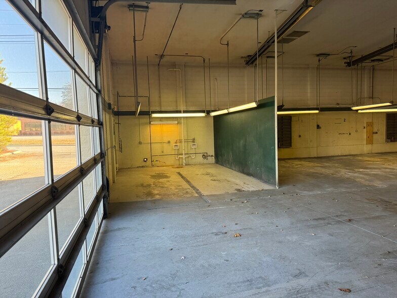 More Photos Of 1212 Battleground Ave, Greensboro Freestanding For Lease