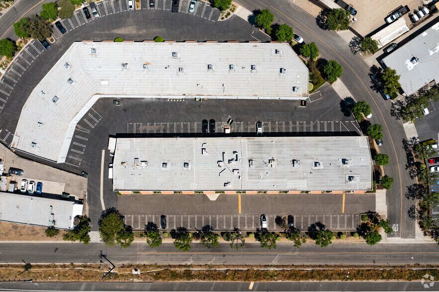 More Photos Of 23930-23978 Craftsman Rd, Calabasas Warehouse For Lease