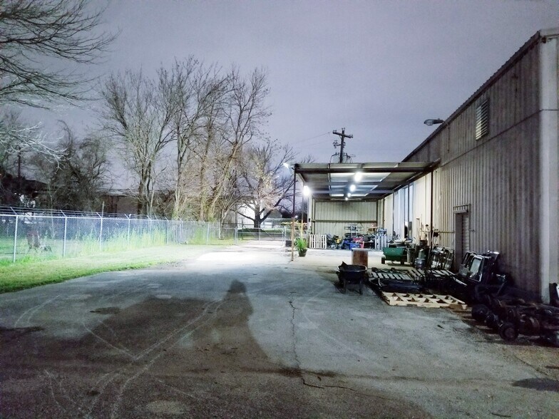 More Photos Of 410 W Canino Rd, Houston Manufacturing For Sale