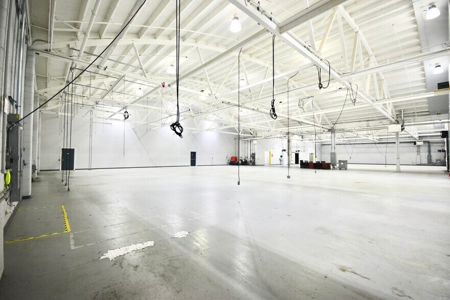 More Photos Of 2200 SE Mailwell Dr, Milwaukie Warehouse For Lease