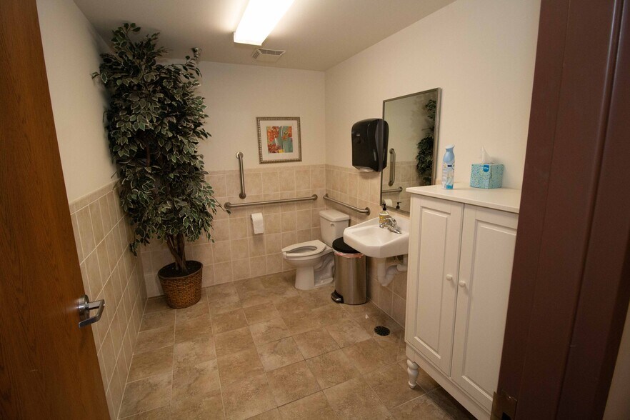 More Photos Of 7828 Hudson Rd, Woodbury Freestanding For Lease