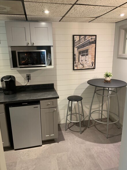 More Photos Of 5702 Elaine Dr, Rockford Unknown For Lease