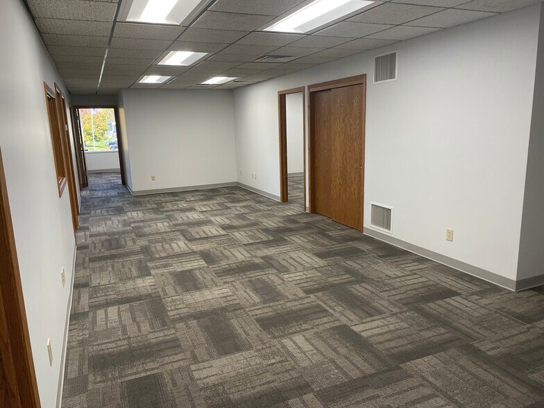 More Photos Of 555 S Industrial Dr, Hartland Office For Lease