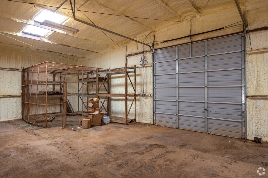 More Photos Of 1516 S Sycamore St, Palestine Warehouse For Sale