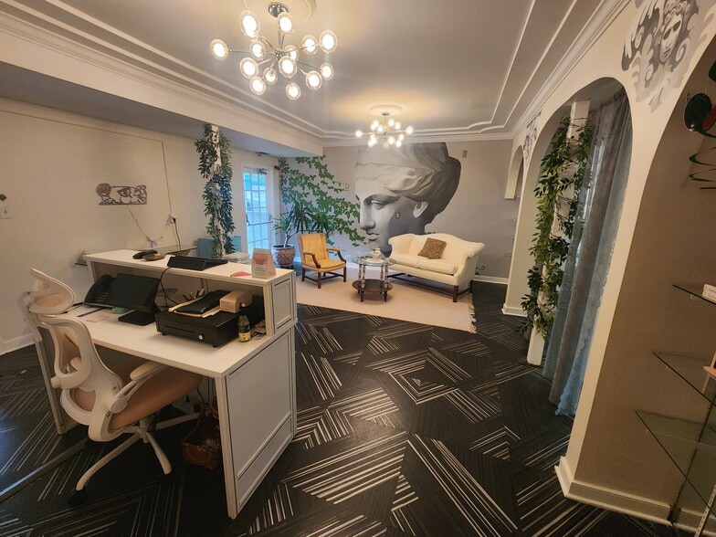 More Photos Of 10 S Crenshaw Ave, Richmond Freestanding For Lease