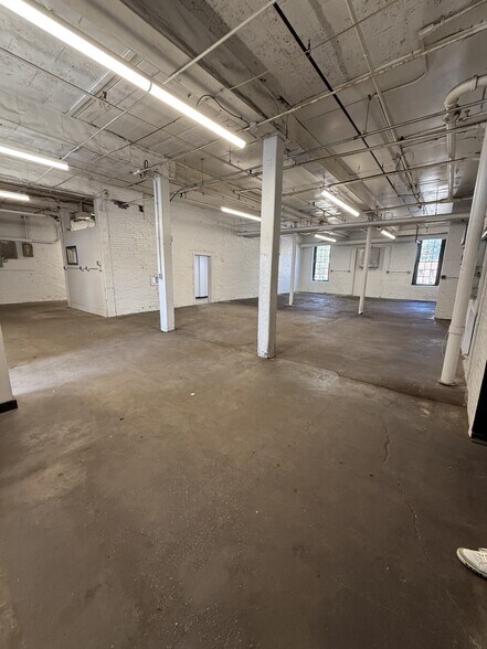 More Photos Of 100 Factory St, Nashua Warehouse For Lease