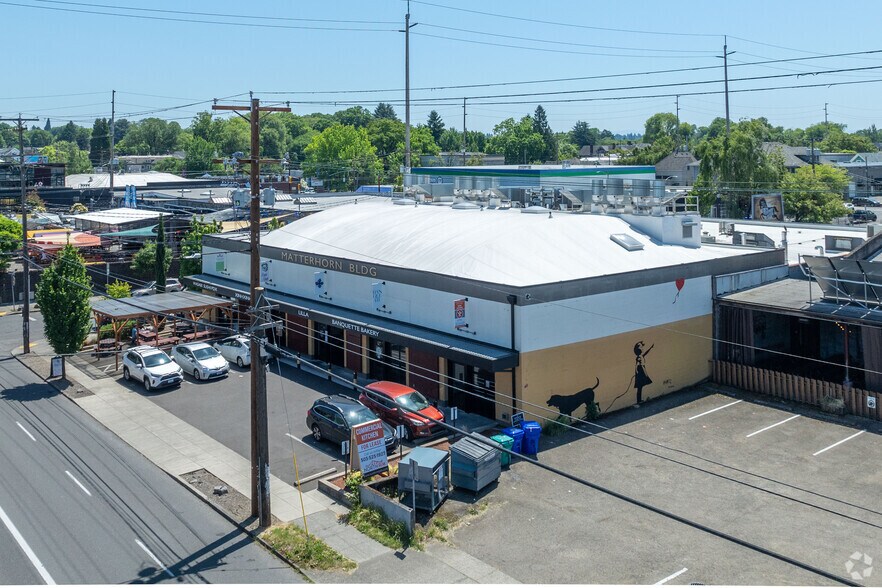 More Photos Of 940 SE Madison St, Portland Restaurant For Lease