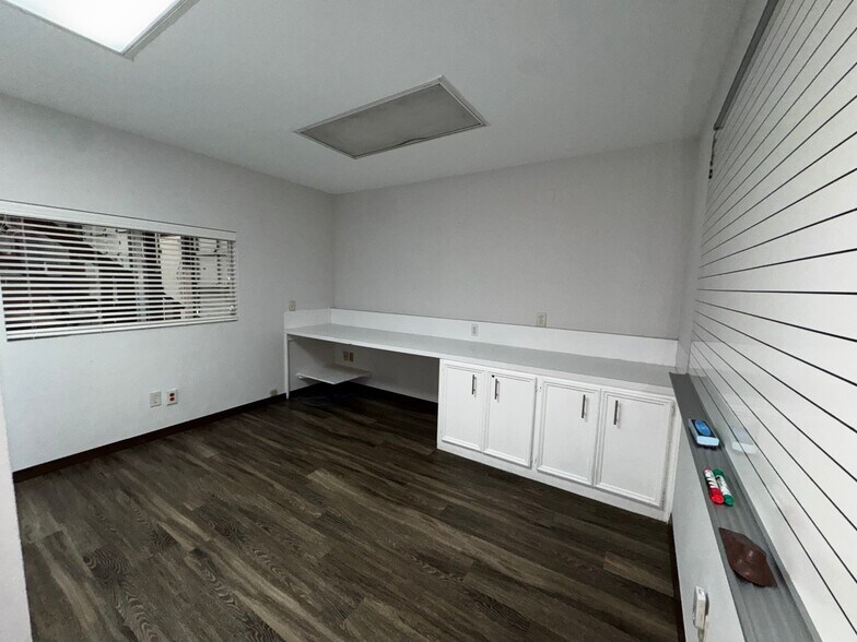 More Photos Of 9123 Thomasville Dr, Houston Warehouse For Lease