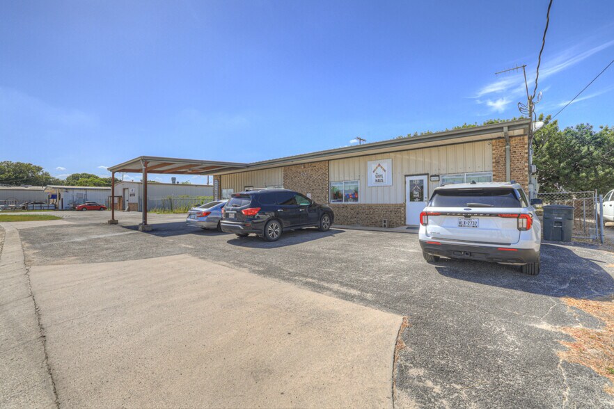 More Photos Of 242 Trade Center Dr, New Braunfels Warehouse For Lease