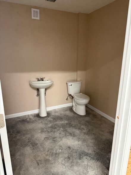 More Photos Of 4751 AR-319 Hwy, Austin Flex For Lease