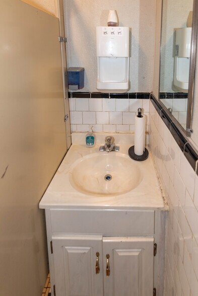 More Photos Of 2816 Old North Point Rd, Baltimore Bar For Sale