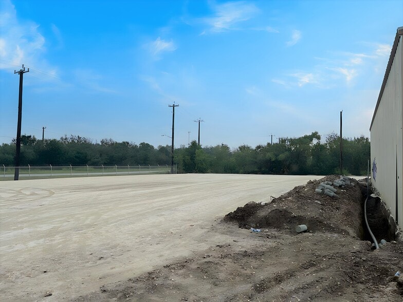 More Photos Of 10520 Somerset Rd, San Antonio Warehouse For Lease