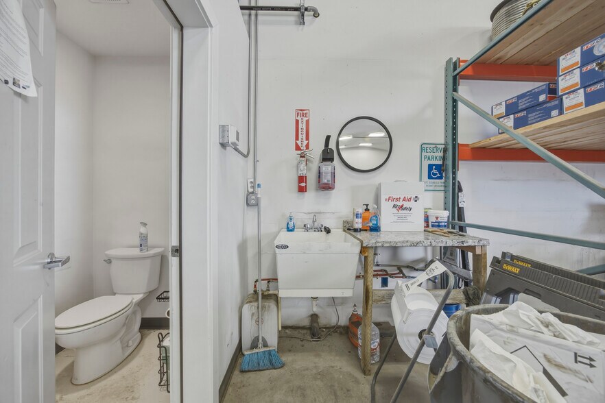More Photos Of 2213 Henderson Loop, Richland Warehouse For Sale