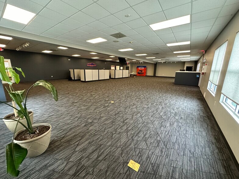 More Photos Of 269 Executive Park Dr NE, Concord Showroom For Sale