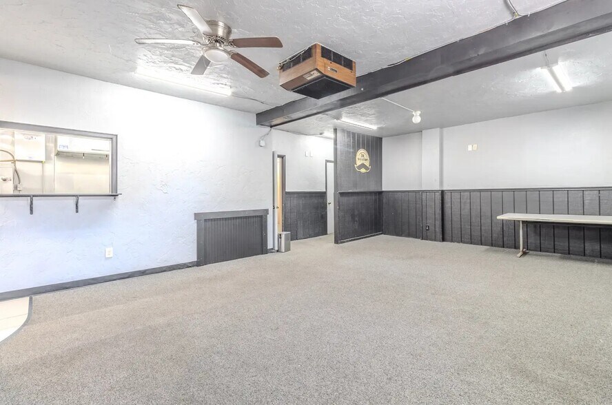 More Photos Of 825 5th Ave, East McKeesport Bar For Lease