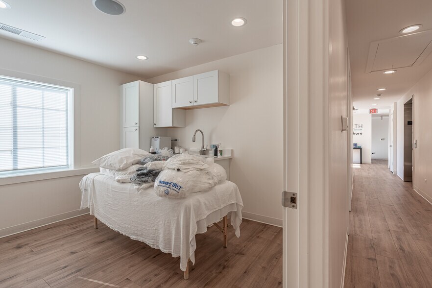 More Photos Of 330 W Frontage Rd, Northfield Medical For Lease