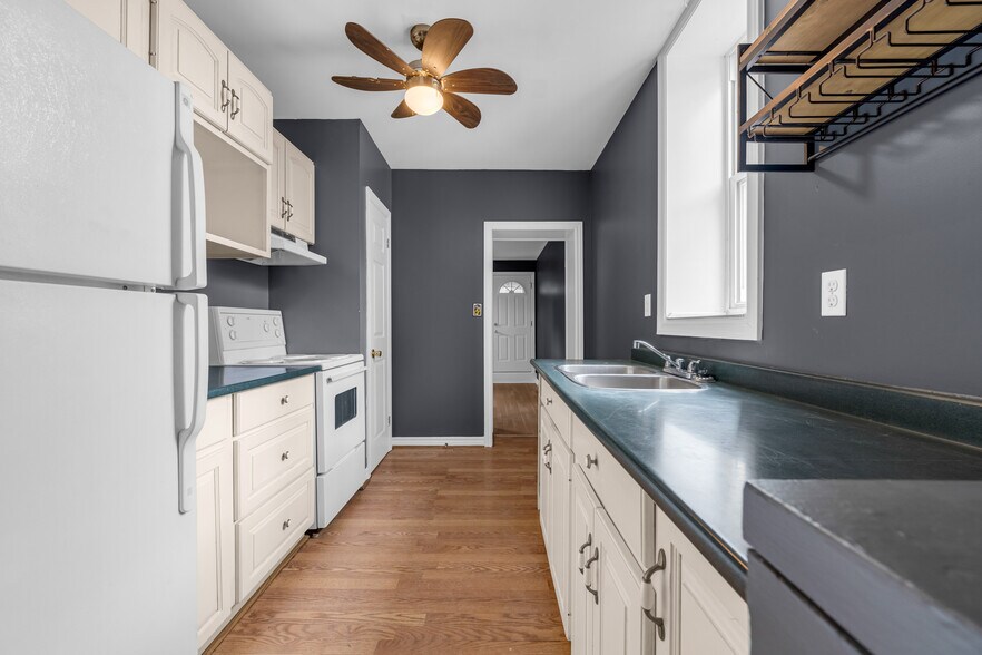 More Photos Of 320 King St E, Hamilton Storefront Retail Residential For Sale