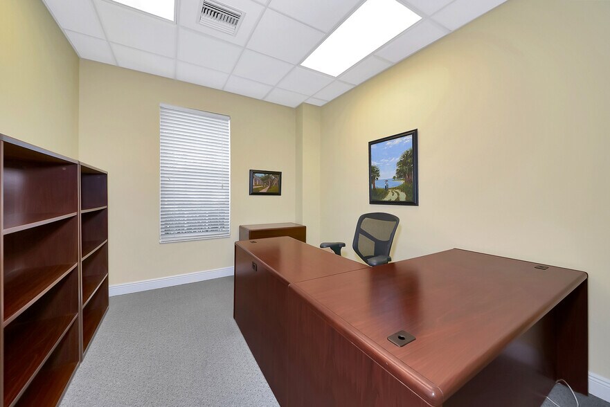 More Photos Of 6981 Curtiss Ave, Sarasota Medical For Lease