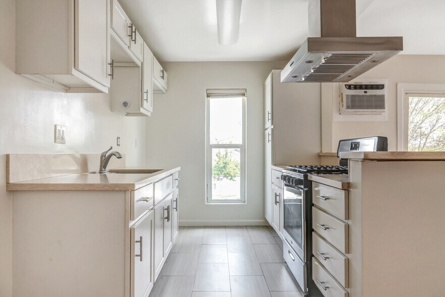 More Photos Of 423 N Harvard Blvd, Los Angeles Apartments For Sale