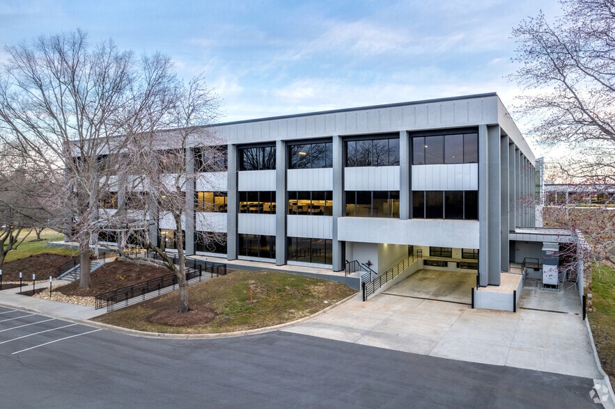 More Photos Of 401 McCullough Dr, Charlotte Office For Sale