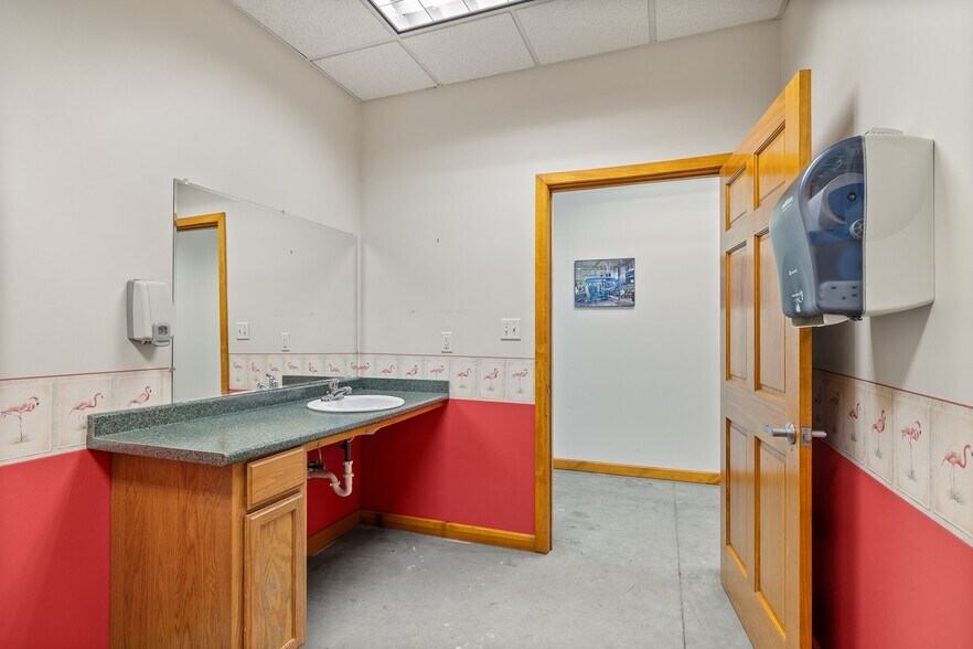 More Photos Of 9505 Emahiser rd, Caledonia Distribution For Sale