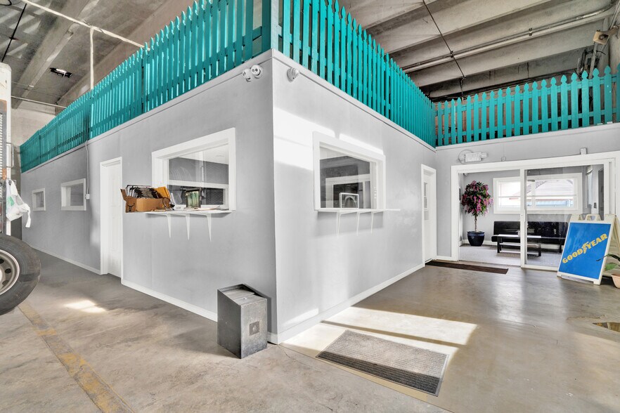 Primary Photo Of 9000 NW 97th Ter, Medley Manufacturing For Sale