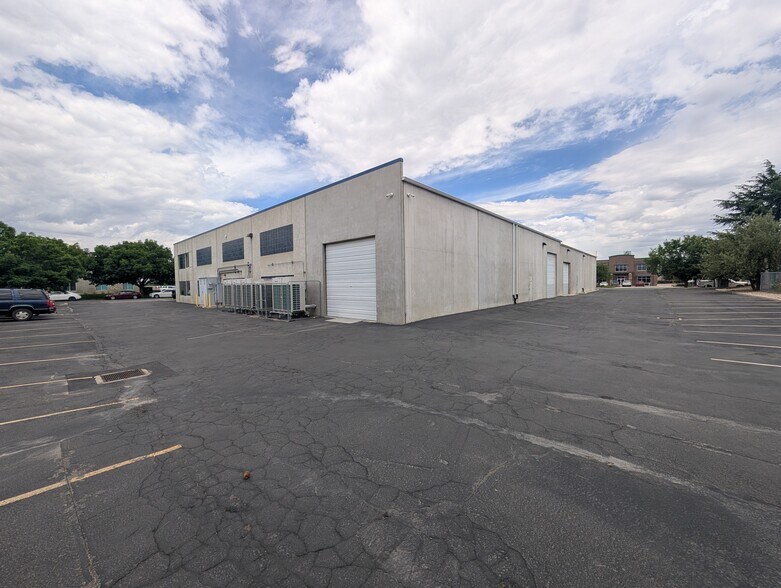More Photos Of 649 W 9400 S, Sandy Warehouse For Lease