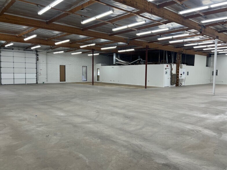 More Photos Of 9725 Owensmouth Ave, Chatsworth Warehouse For Lease