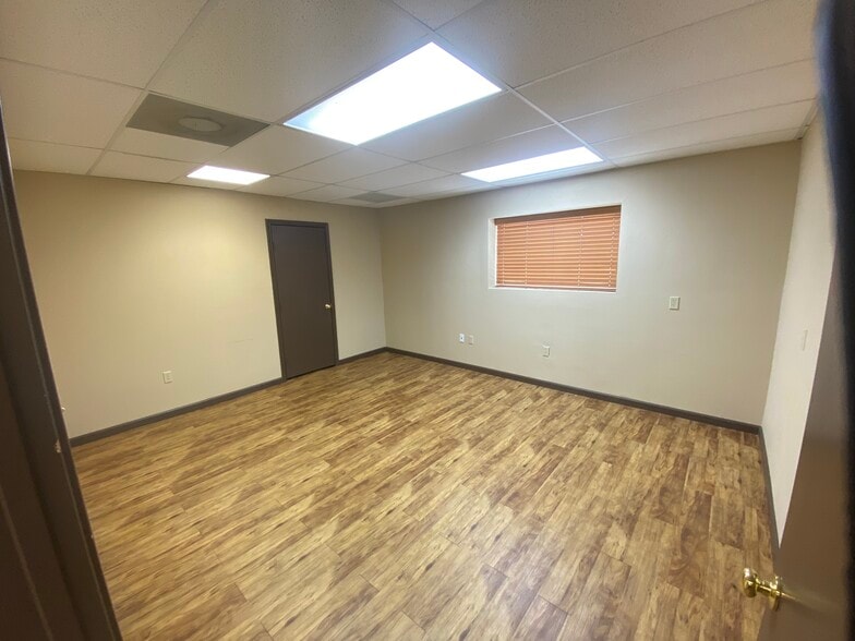 More Photos Of 1128 Westwood Dr, Rosenberg Office For Lease