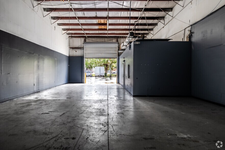 More Photos Of 300 Northstar Ct, Sanford Flex For Lease