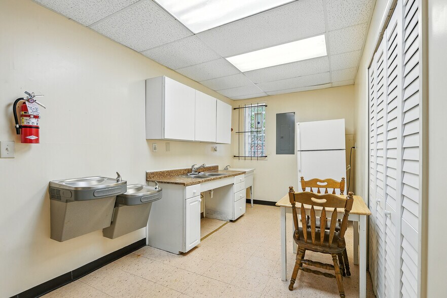 More Photos Of 19042 W McNichols Rd, Detroit Storefront For Lease