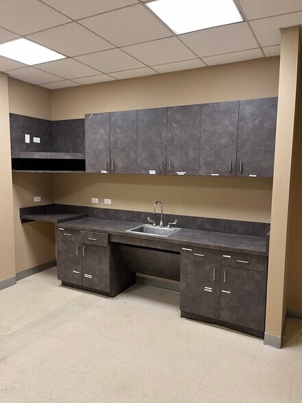 More Photos Of 300 S Riverside Plz, Chicago Office For Lease