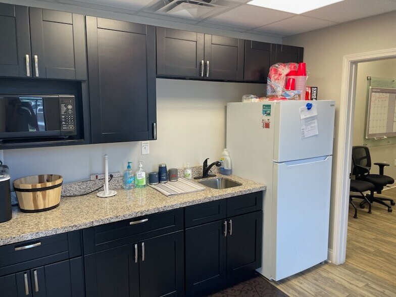 More Photos Of 5462 Able Ct, Mobile Light Distribution For Lease