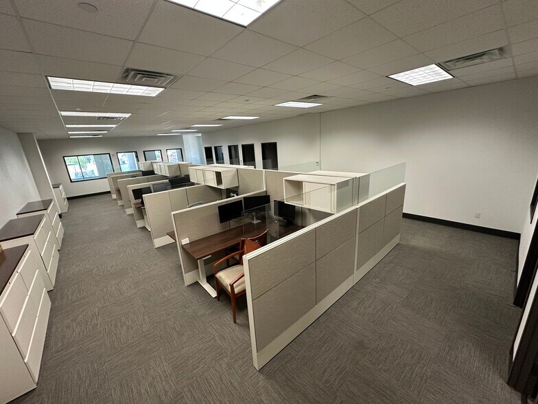 More Photos Of 400 W Oak St, Denton Office For Lease